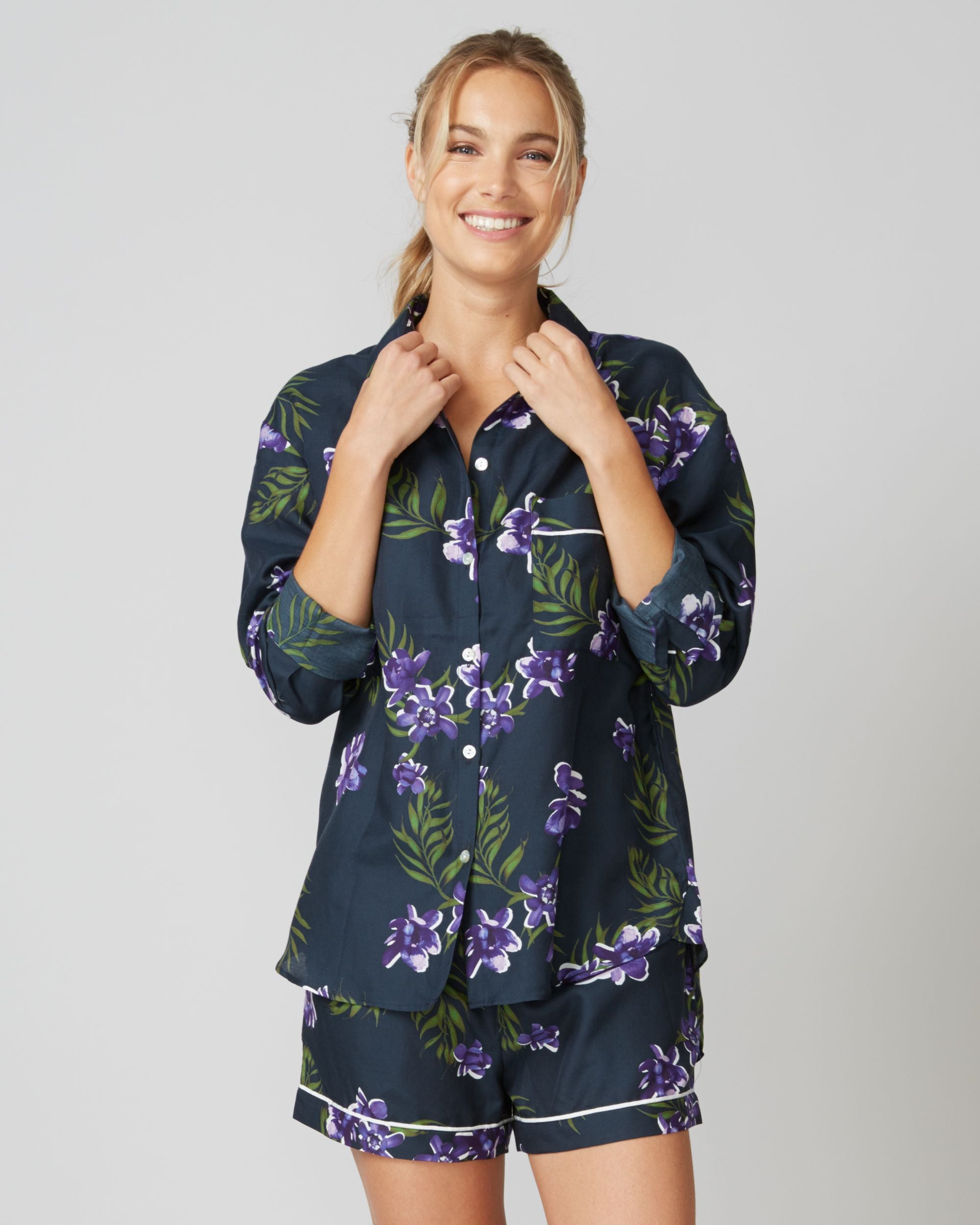 Violet & Wren Calycanthus Silk Cotton Sport Short in blue