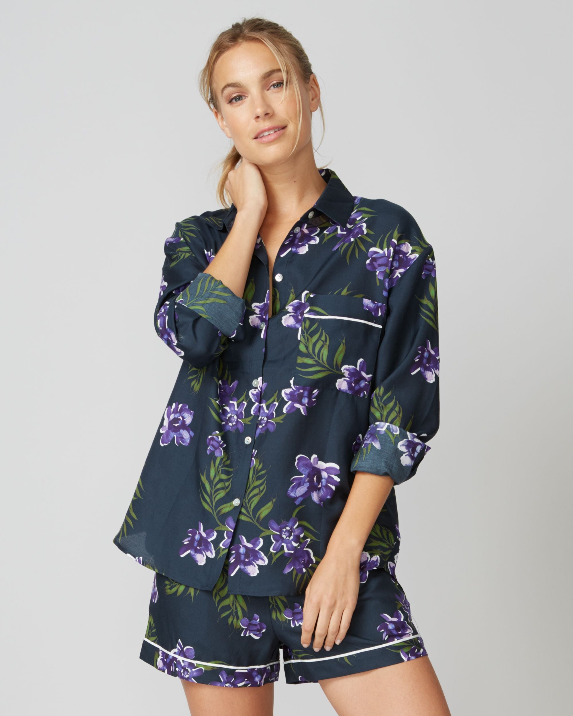 Violet & Wren Calycanthus Silk Cotton Sport Short in blue