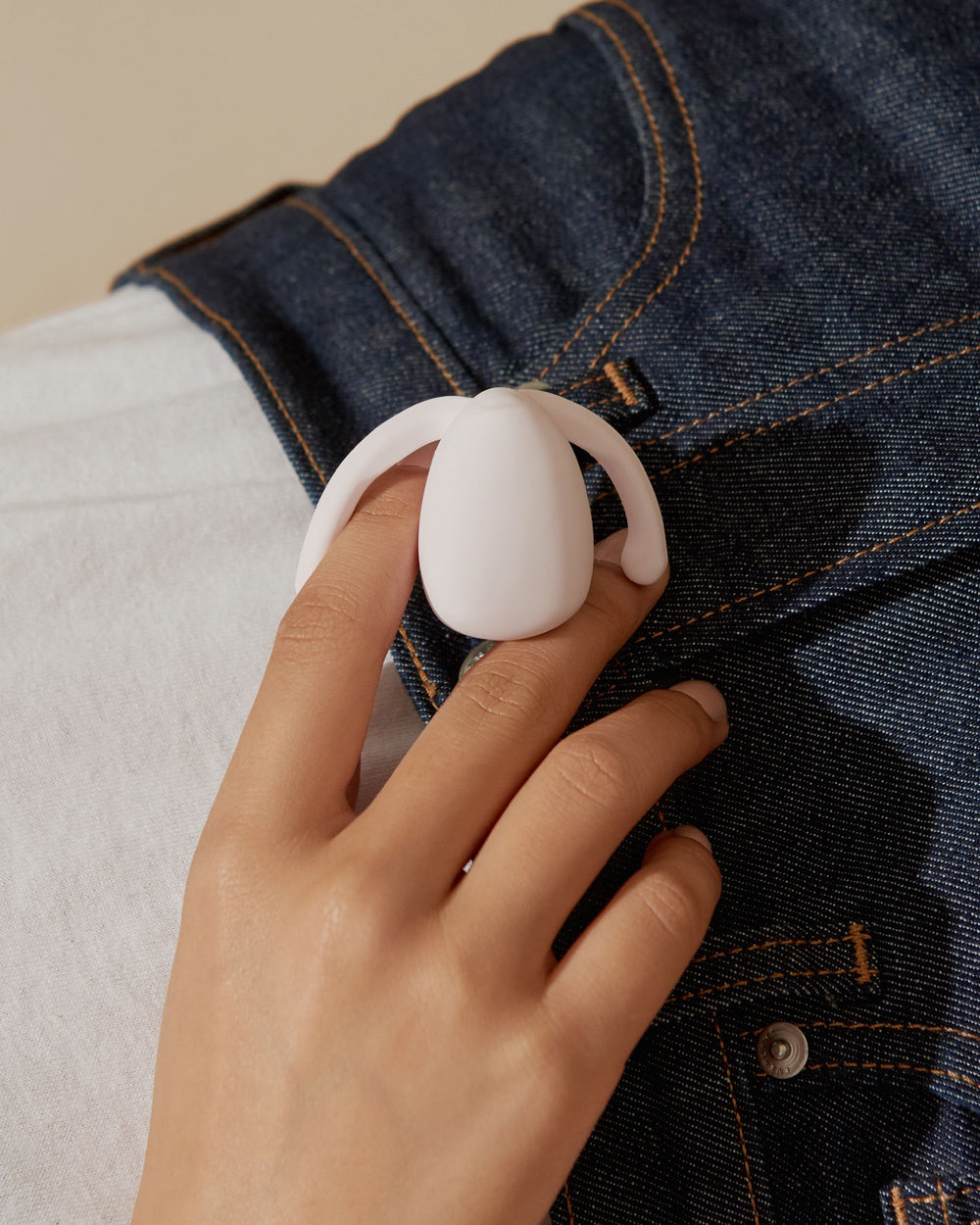 Eva II Hands Free Vibrator in pink - lifestyle | Dame