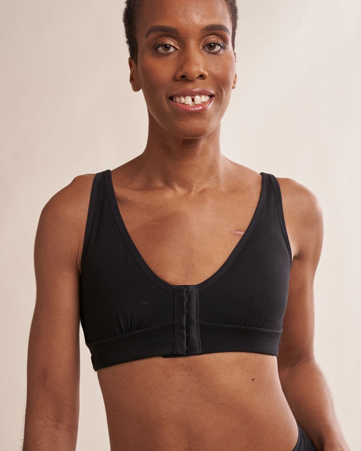 AnaOno Rora Pocketed Front Close Bralette in black