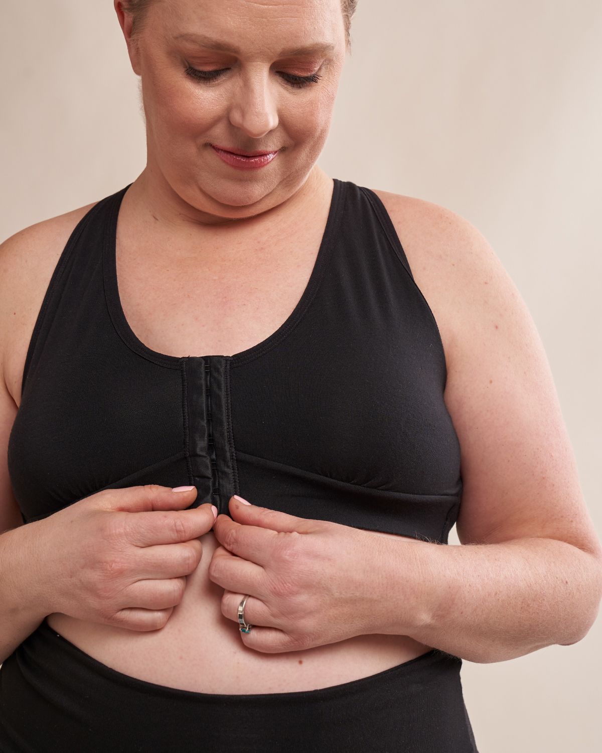 AnaOno Rora Pocketed Front Close Bralette in black