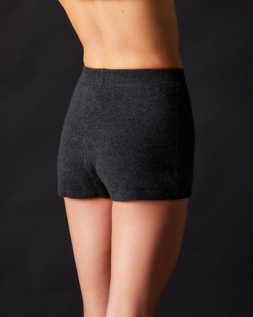 Else Cashmere Shorts in black