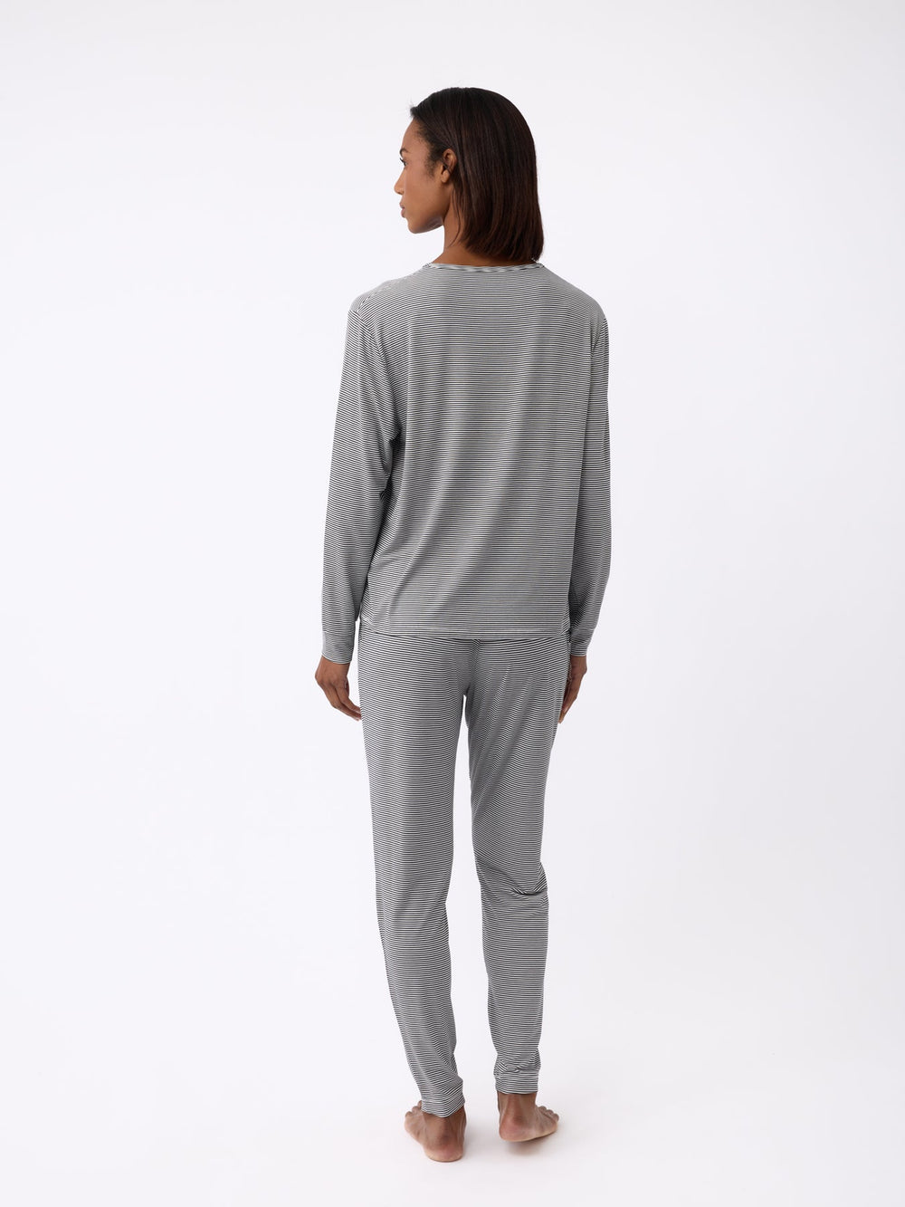 Women's Bamboo Stretch-Knit Long Sleeve Lounge Tee in black | Cozy Earth