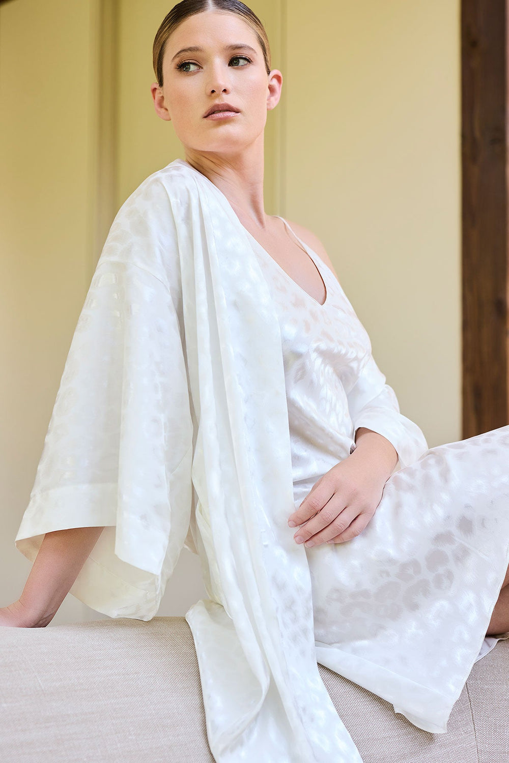 Decadence Robe in white | Natori