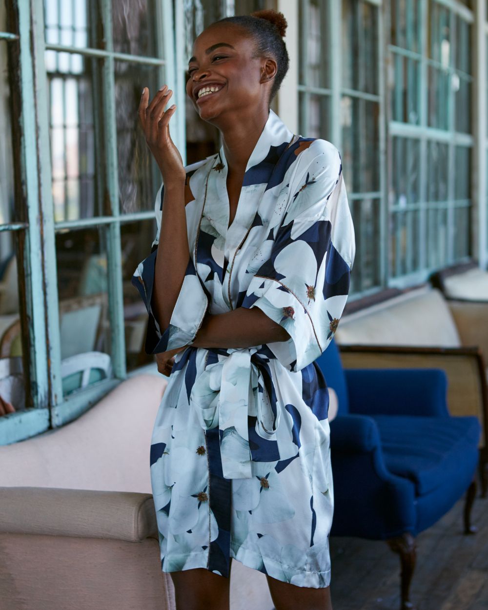 Violet & Wren Camo Bloom Short Kimono in blue