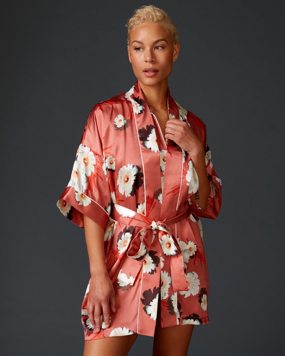 Violet & Wren Desert Bloom Piped Kimono in pink