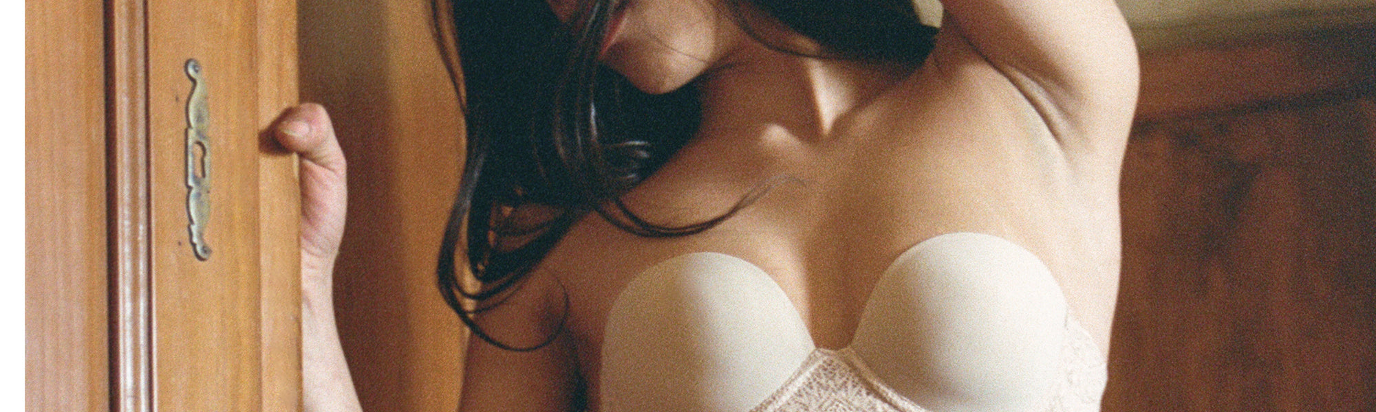 Female model wearing the Simone Perele Karma Strapless Plunge Bra