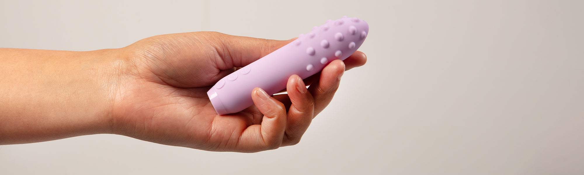 Model holding the Je Joue Duet Multi-Surfaced Bullet Vibrator