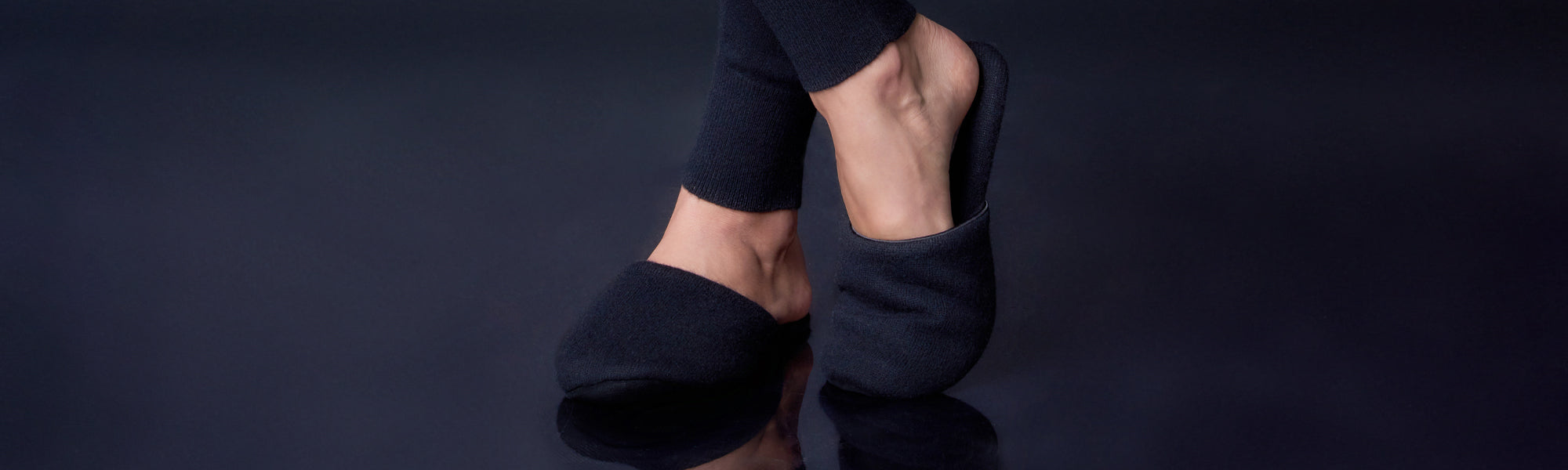 Model wearing Arlotta Classic Cashmere Slide