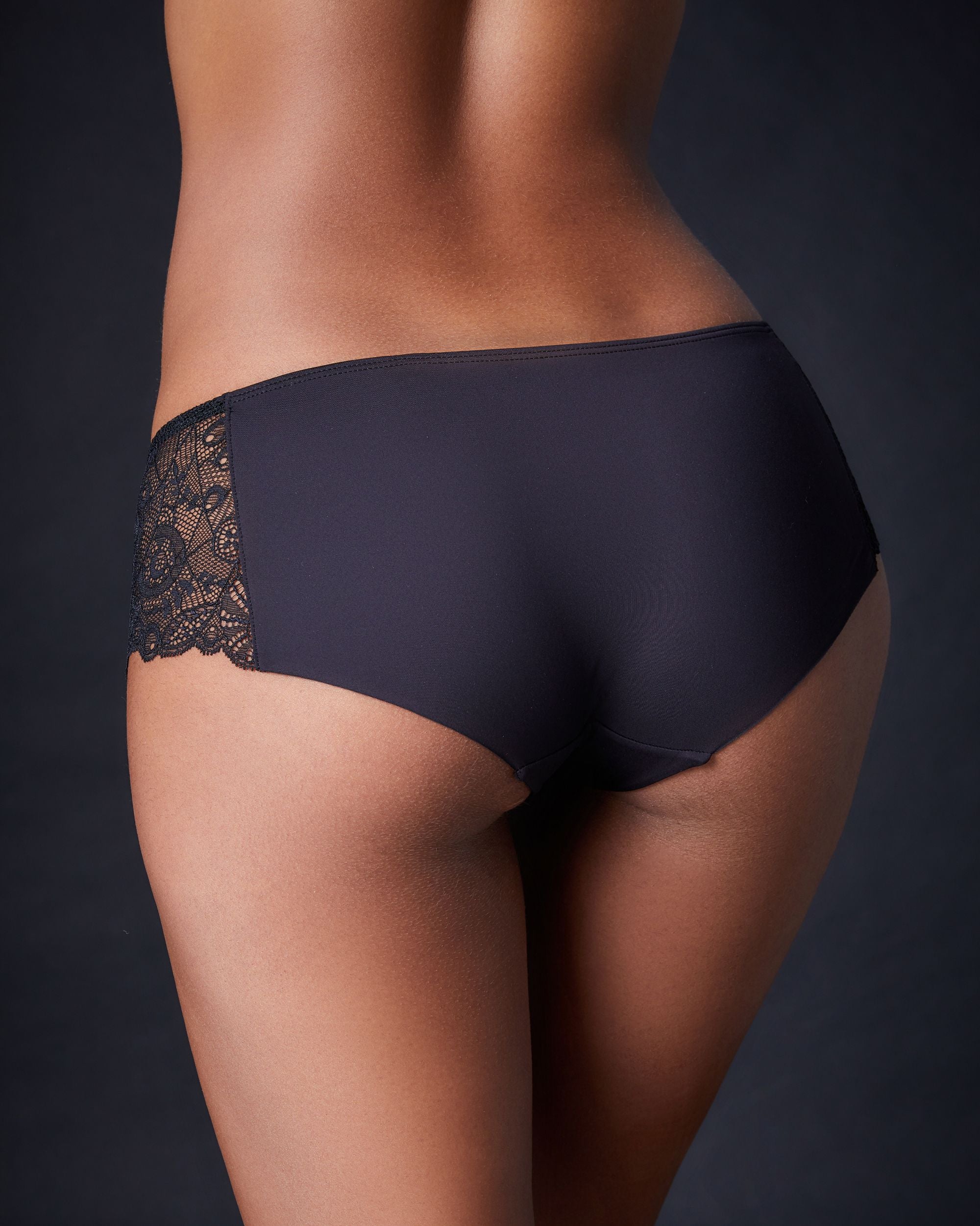 Huit Grand Jeu Shorty in black