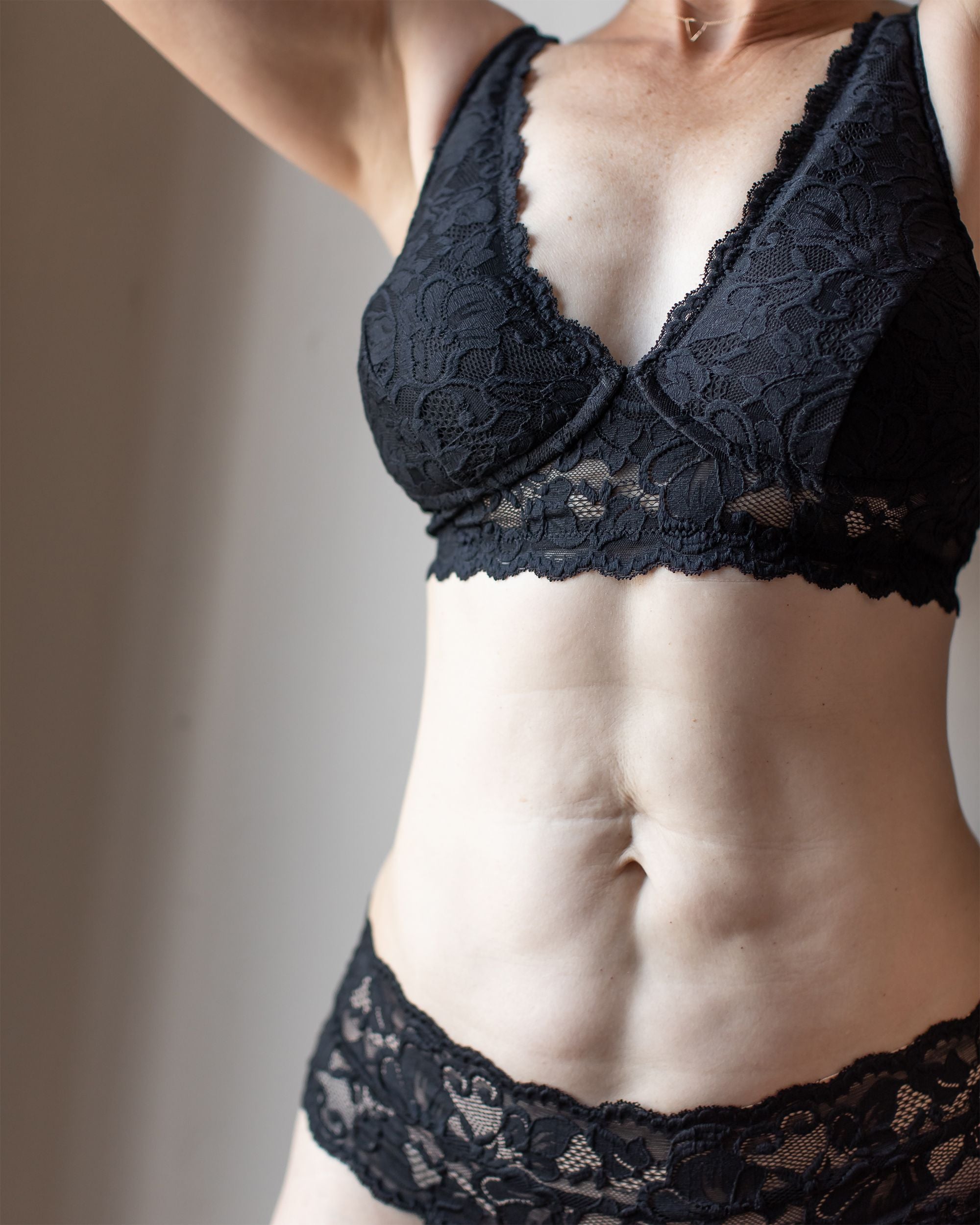 Everviolet Vela Pocketed Bra in black