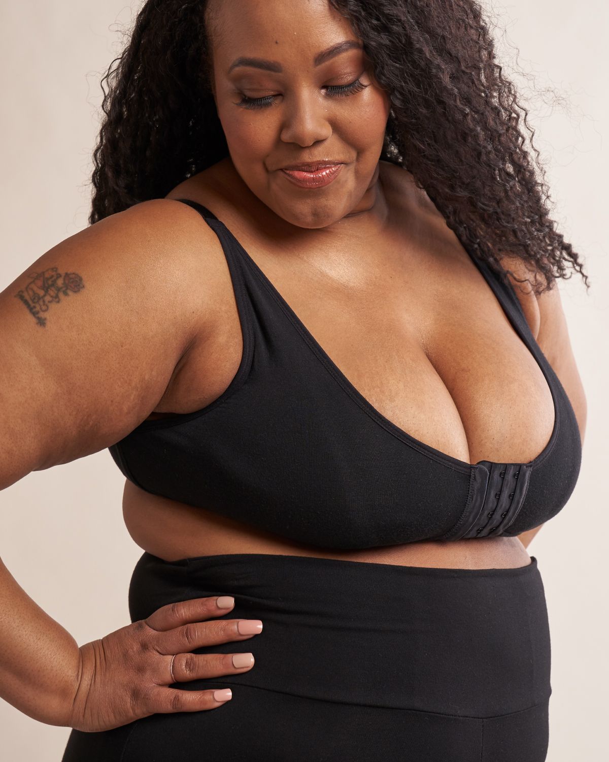 AnaOno Rora Pocketed Front Close Bralette in black