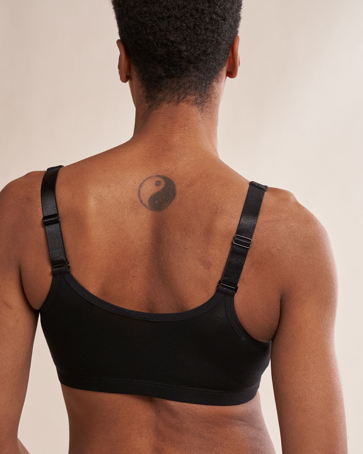 AnaOno Rora Pocketed Front Close Bralette in black