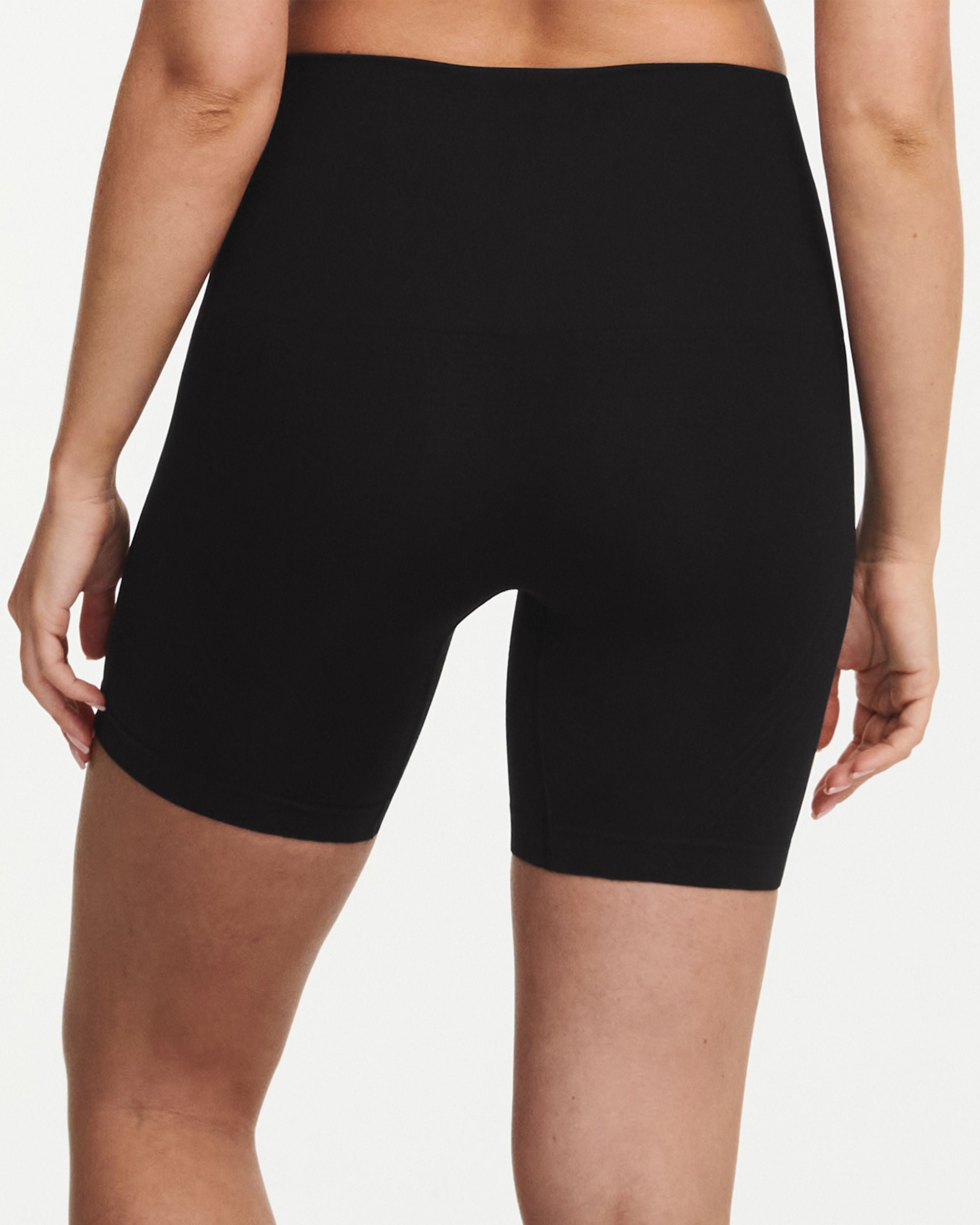 Chantelle Smooth Comfort Shaping Mid Thigh Short in black