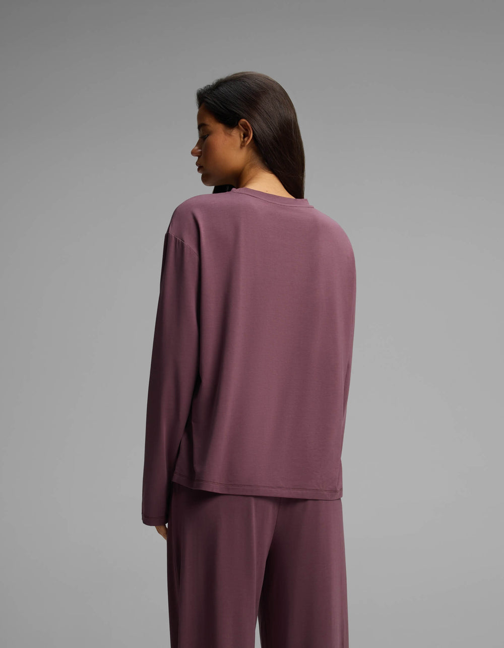 Women's First Layer Long Sleeve Sleep Tee in black | Cozy Earth