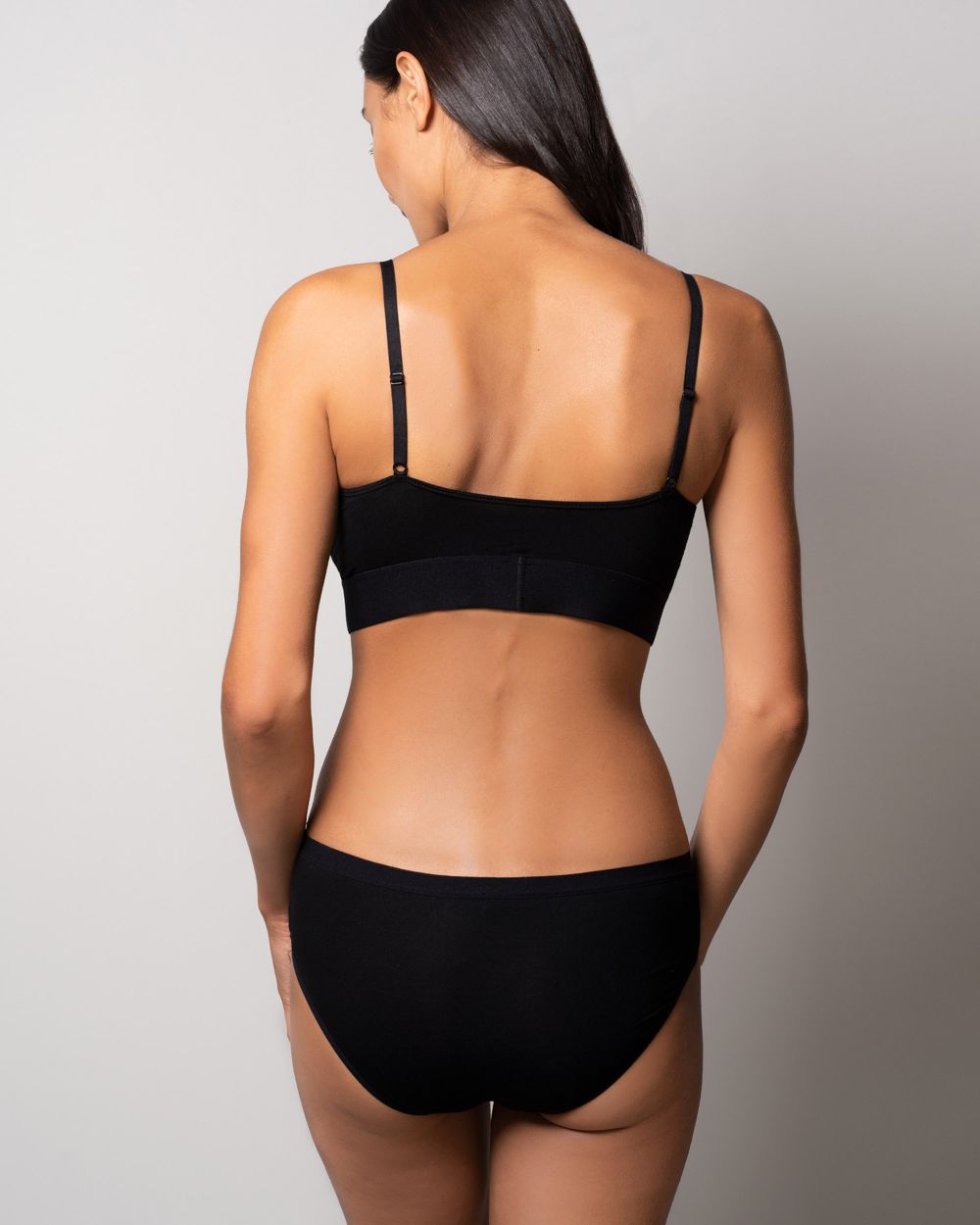 Base Range Soft Bra in black